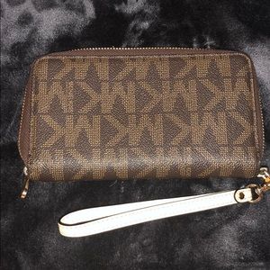 Michael Kors Bags - Michael Kors multifunction wallet Michael Kors Bags - Michael Kors multifunction wallet